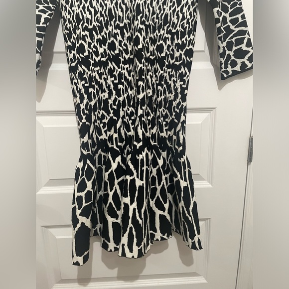 Roberto Cavalli dress SIZE S.Tent Dress
Black.Three-Quarter Sleeve with V-Neck. - Picture 8 of 16